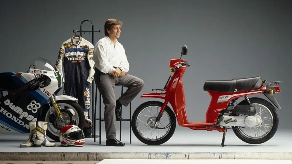Honda SH125i 25 aniversario: el homenaje artístico entre mármol y cine que sorprende 1 Motor16 2026 Honda SH original. Imagen.
