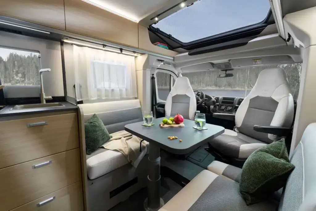 Adria Compact DC: la autocaravana con cama queen ajustable que sorprende 1 Motor16 2026 Adria Compact DC. Imagen interior.
