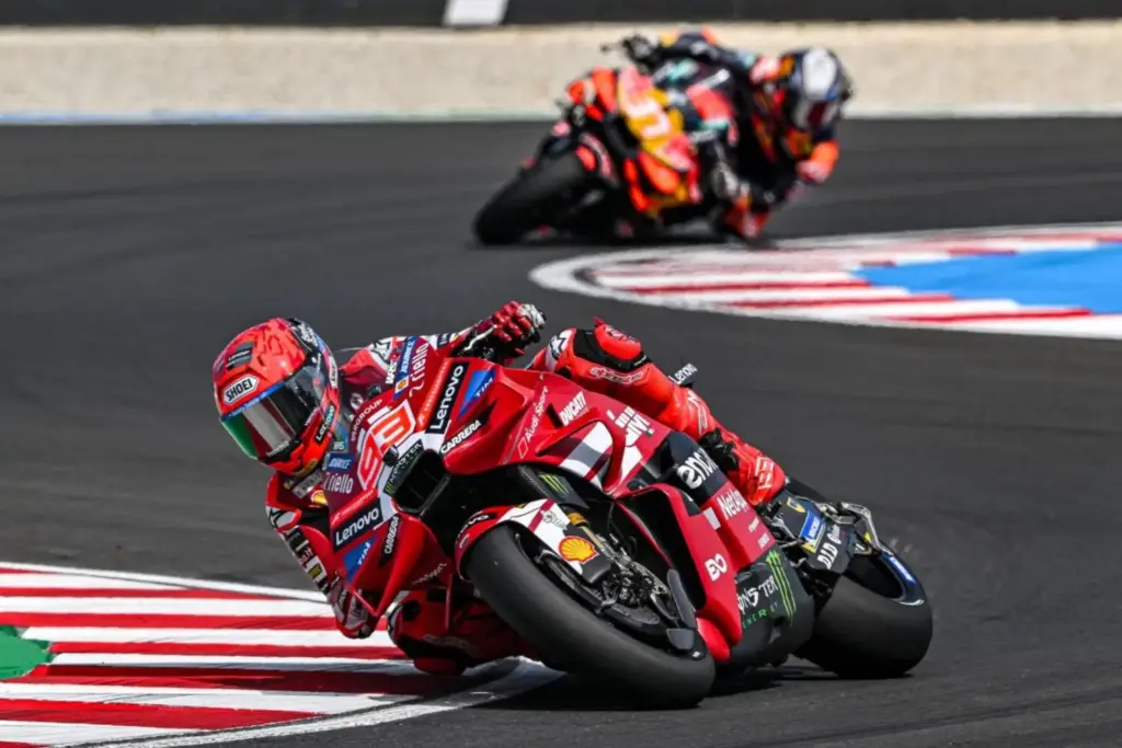 Marc Márquez suma su victoria 100 en MotoGP y recorta distancia en el mundial 1 Motor16 2026 Marc Marquez Balaton Park. Imagen.