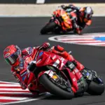Márquez gana la sprint de Misano con neumático medio y aprieta el Mundial a Martín