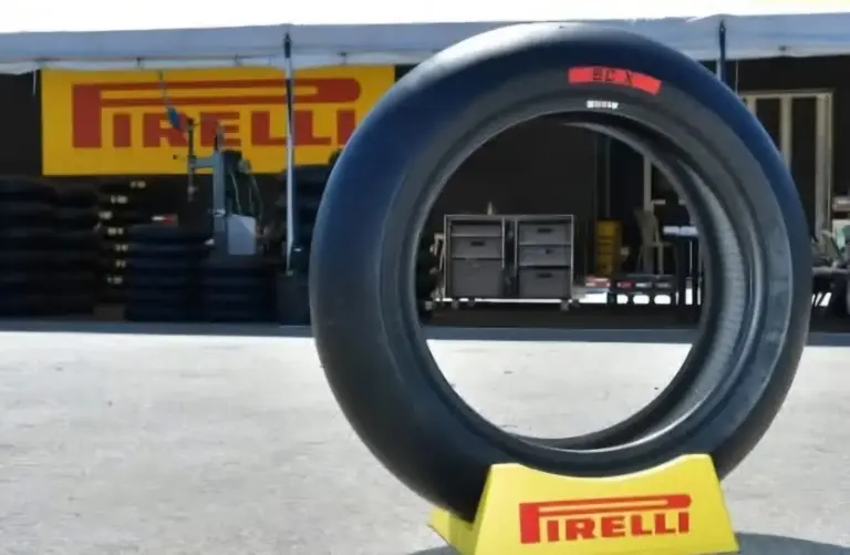 Pirelli en MotoGP 2027: el cambio de neumáticos que revolucionará el rendimiento de las motos