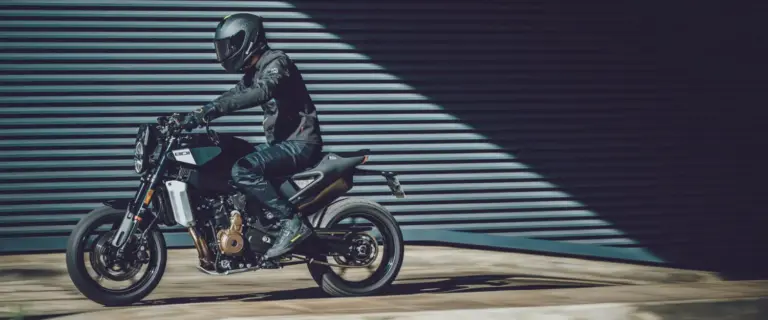 Husqvarna Svartpilen 801 SE: la naked escandinava que refina la receta con 105 CV y nuevo color verde oliva