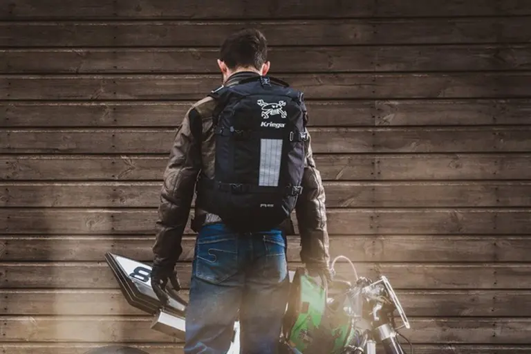 Guy Martin y Kriega lanzan la mochila R25 edición limitada para motoristas