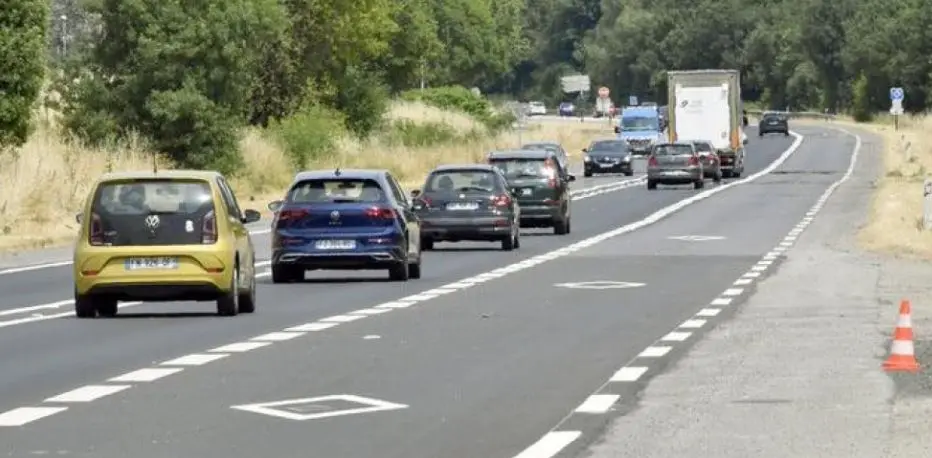 La señal diamante: multa de 200 euros por ignorar el carril reservado 1 Motor16 2026 Señal diamante. Tráfico. DGT. Multa. Imagen.