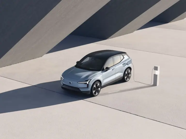 El Volvo EX30 actualiza gratis V2L y Plug & Charge vía OTA
