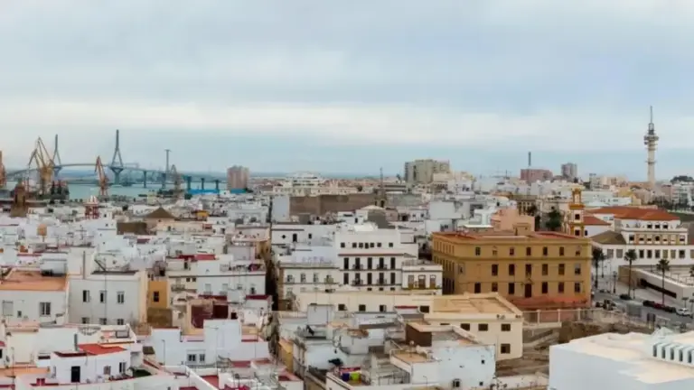La ZBE de Cádiz entra en vigor: restricciones activas pero multas en suspenso