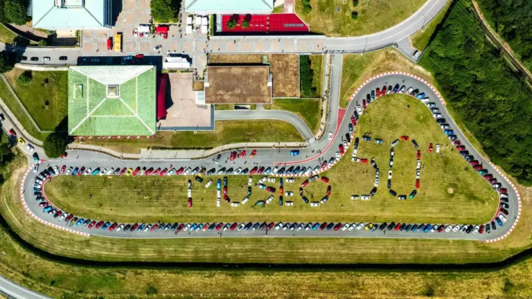 El Museo Alfa Romeo cumple 50 años: miles de apasionados celebran la historia viva de la marca del Biscione