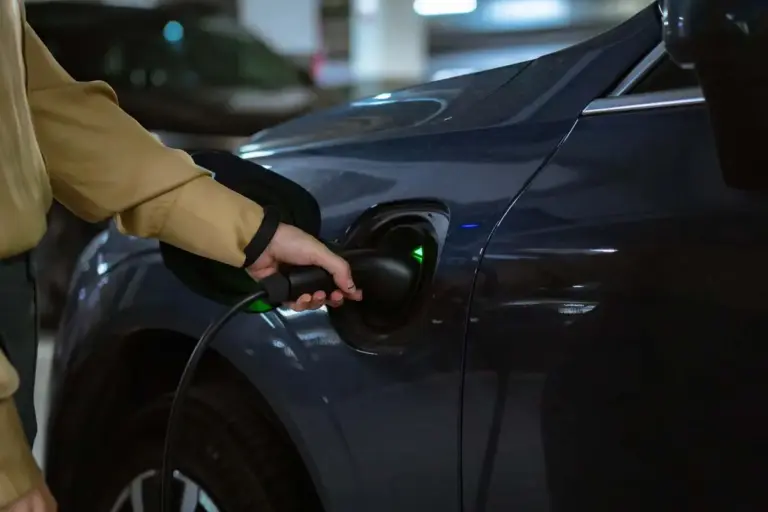 Arval electrifica el 100% de su flota y elimina 190 toneladas de CO₂ al año