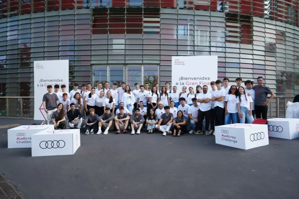 Audi premia un guante con luces LED creado por estudiantes para avisar de los giros al circular en bici o patinete 1 Motor16 AudiCrea Challenge