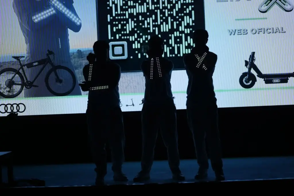 Audi premia un guante con luces LED creado por estudiantes para avisar de los giros al circular en bici o patinete 2 Motor16 AudiCrea Challenge