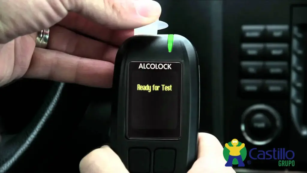 La multa de 500 euros que te espera si tu coche nuevo no lleva el alcoholímetro antiarranque desde julio 1 Motor16 2026 Alcoholimetro integrado arranque. Imagen. Multa.