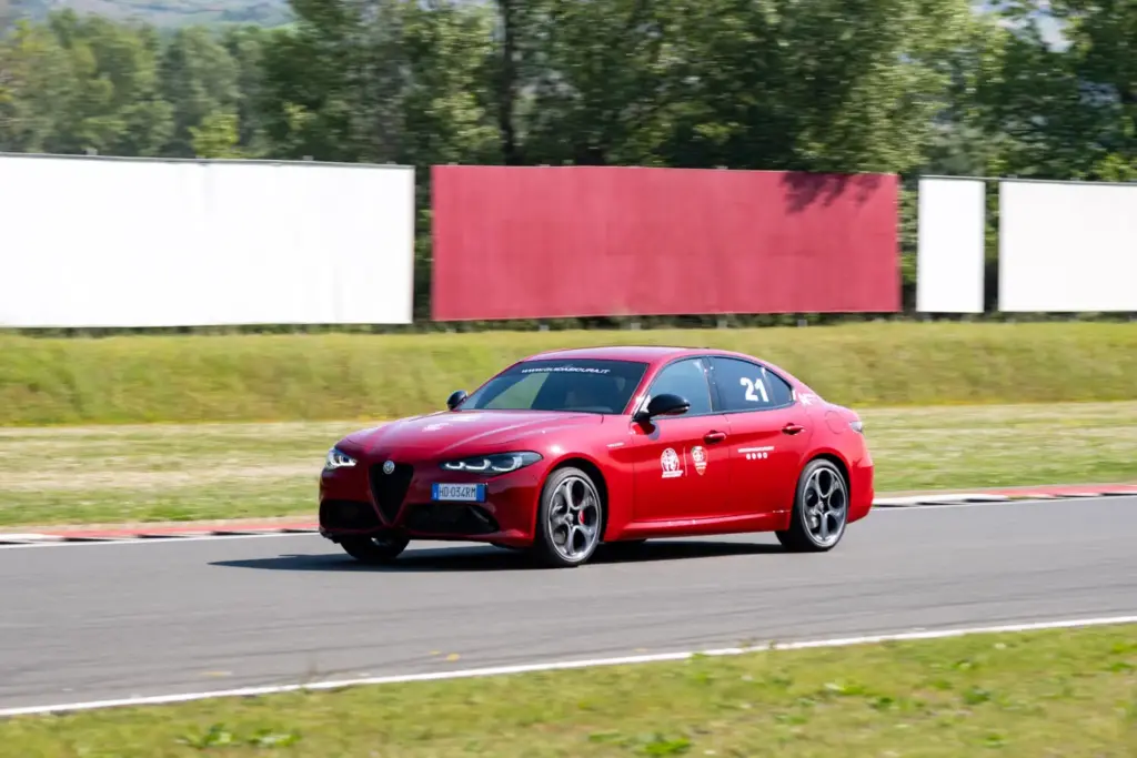 Los Alfa Romeo Giulia y Stelvio Quadrifoglio vienen “equipados” con un curso en circuito 25 Motor16 Los Alfa Romeo Giulia y Stelvio Quadrifoglio vienen “equipados” con un curso en circuito