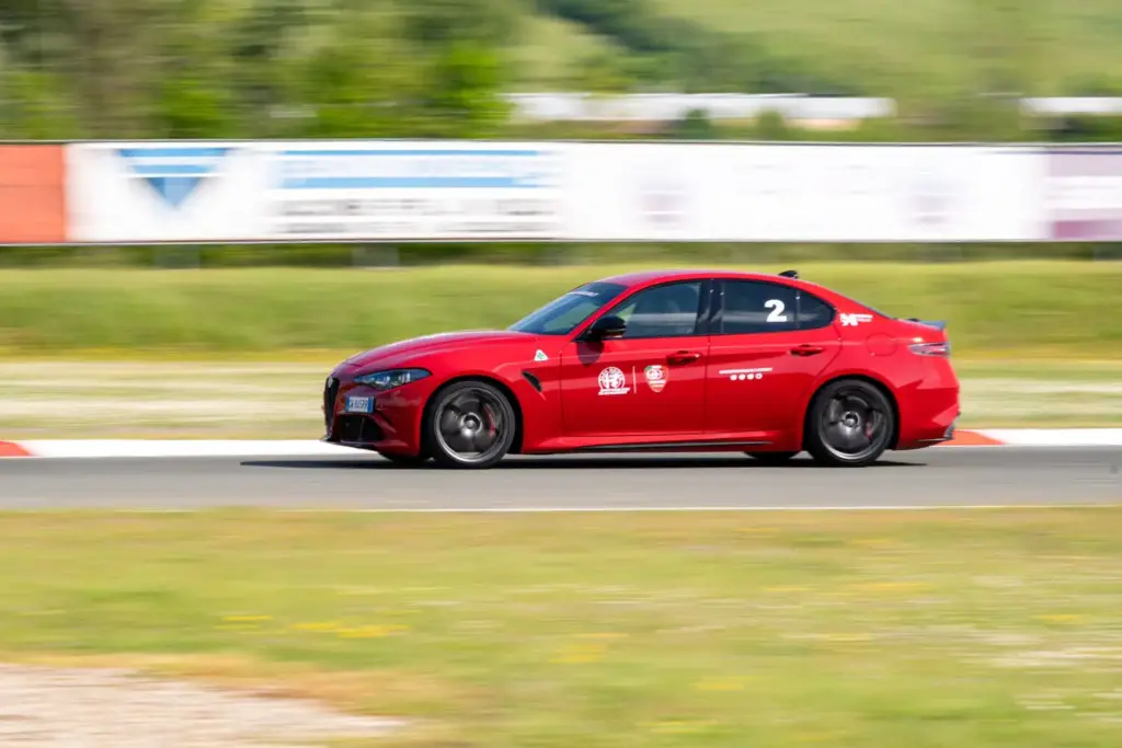 Los Alfa Romeo Giulia y Stelvio Quadrifoglio vienen “equipados” con un curso en circuito 24 Motor16 Los Alfa Romeo Giulia y Stelvio Quadrifoglio vienen “equipados” con un curso en circuito