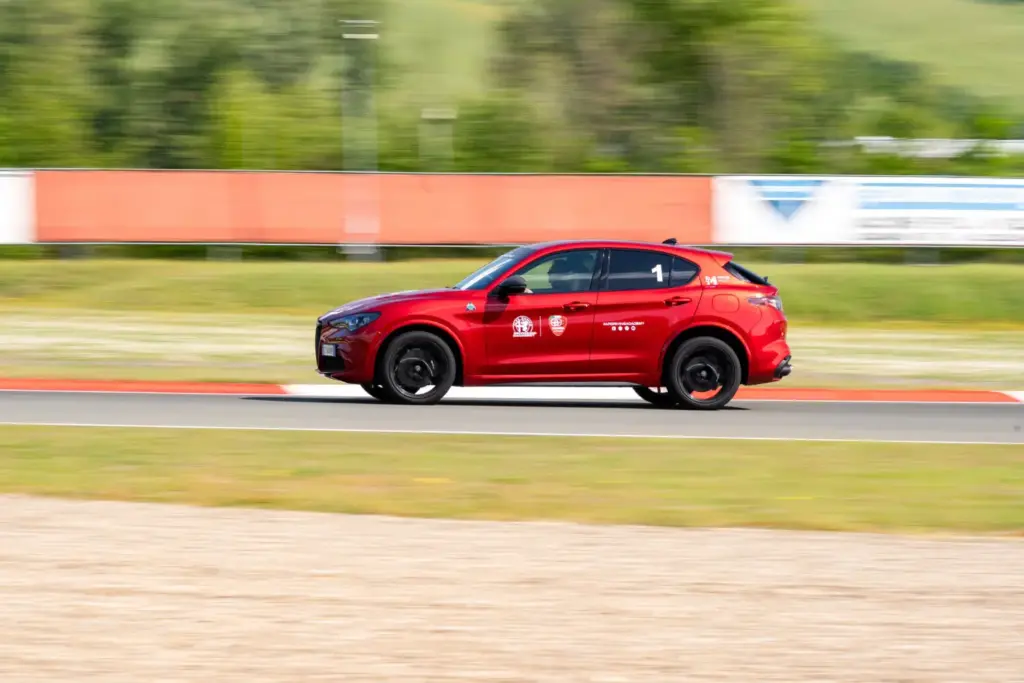 Los Alfa Romeo Giulia y Stelvio Quadrifoglio vienen “equipados” con un curso en circuito 2 Motor16 Los Alfa Romeo Giulia y Stelvio Quadrifoglio vienen “equipados” con un curso en circuito