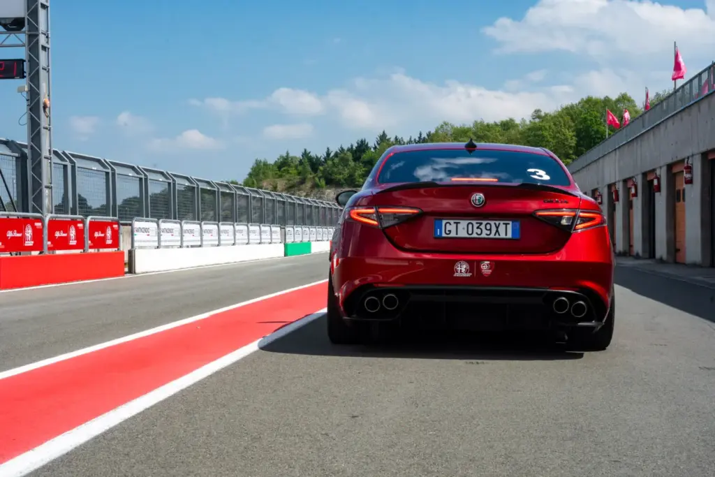 Los Alfa Romeo Giulia y Stelvio Quadrifoglio vienen “equipados” con un curso en circuito 22 Motor16 Los Alfa Romeo Giulia y Stelvio Quadrifoglio vienen “equipados” con un curso en circuito