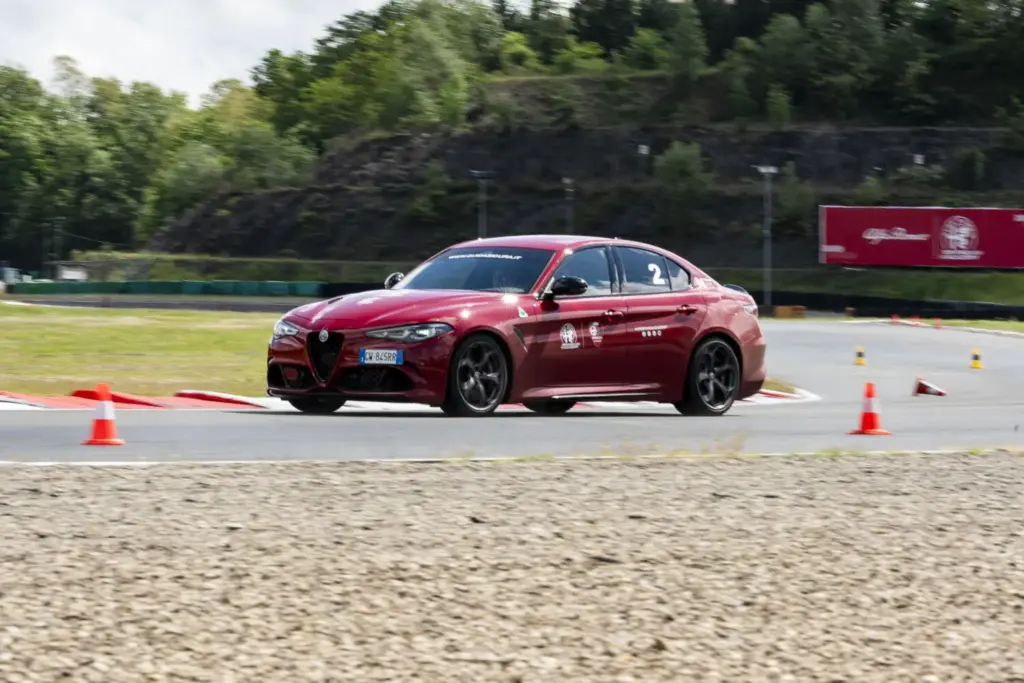 Los Alfa Romeo Giulia y Stelvio Quadrifoglio vienen “equipados” con un curso en circuito 20 Motor16 Los Alfa Romeo Giulia y Stelvio Quadrifoglio vienen “equipados” con un curso en circuito