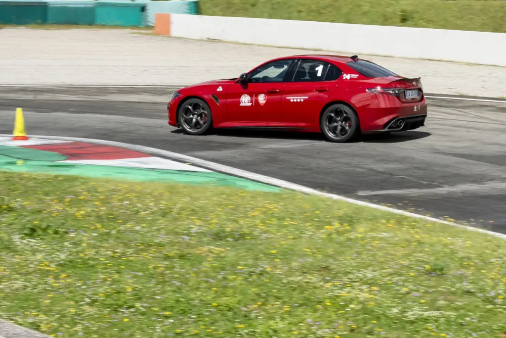 Los Alfa Romeo Giulia y Stelvio Quadrifoglio vienen “equipados” con un curso en circuito 1 Motor16 Los Alfa Romeo Giulia y Stelvio Quadrifoglio vienen “equipados” con un curso en circuito