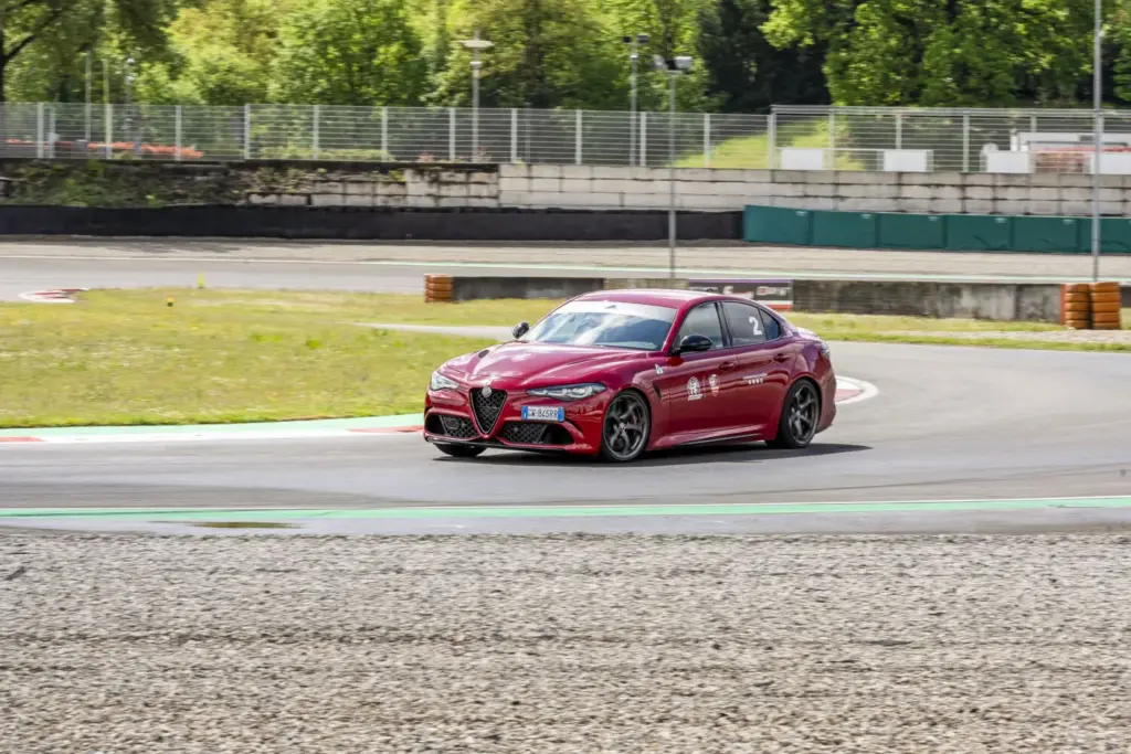 Los Alfa Romeo Giulia y Stelvio Quadrifoglio vienen “equipados” con un curso en circuito 19 Motor16 Los Alfa Romeo Giulia y Stelvio Quadrifoglio vienen “equipados” con un curso en circuito