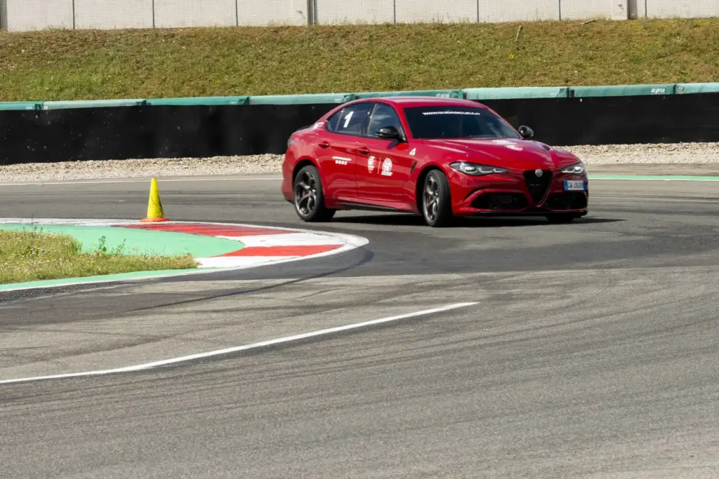 Los Alfa Romeo Giulia y Stelvio Quadrifoglio vienen “equipados” con un curso en circuito 18 Motor16 Los Alfa Romeo Giulia y Stelvio Quadrifoglio vienen “equipados” con un curso en circuito