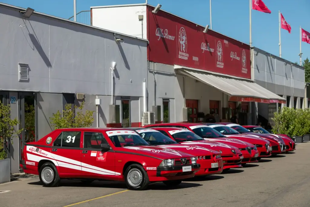 Los Alfa Romeo Giulia y Stelvio Quadrifoglio vienen “equipados” con un curso en circuito 16 Motor16 Alfa Romeo Driving Academy giulia quadrifoglio stelvio circuito varano 22 Motor16