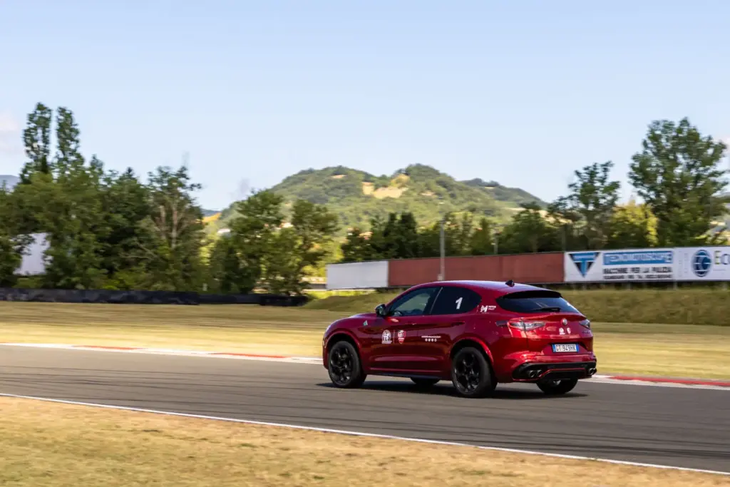 Los Alfa Romeo Giulia y Stelvio Quadrifoglio vienen “equipados” con un curso en circuito 15 Motor16 Alfa Romeo Driving Academy giulia quadrifoglio stelvio circuito varano 23 Motor16
