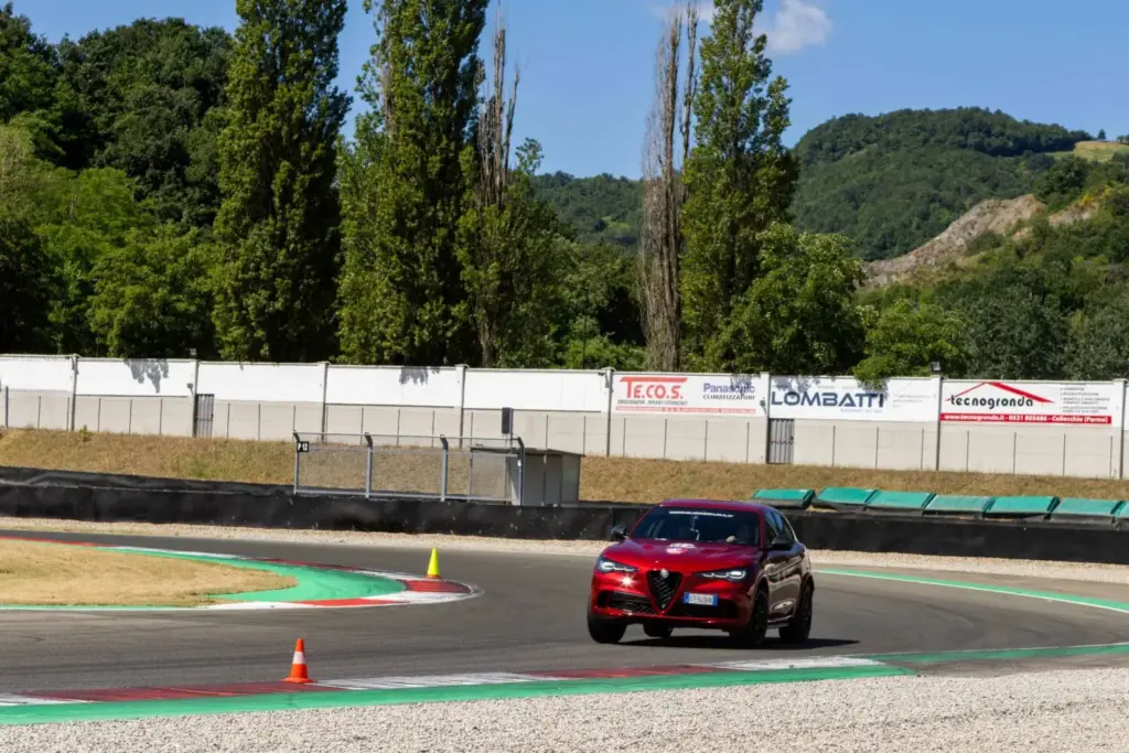 Los Alfa Romeo Giulia y Stelvio Quadrifoglio vienen “equipados” con un curso en circuito 14 Motor16 Alfa Romeo Driving Academy giulia quadrifoglio stelvio circuito varano 24 Motor16
