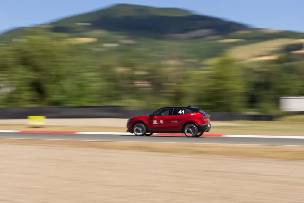 Los Alfa Romeo Giulia y Stelvio Quadrifoglio vienen “equipados” con un curso en circuito 13 Motor16 Alfa Romeo Driving Academy giulia quadrifoglio stelvio circuito varano 25 Motor16
