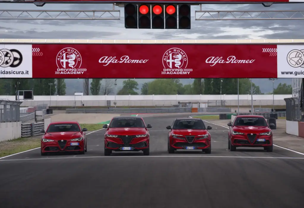 Los Alfa Romeo Giulia y Stelvio Quadrifoglio vienen “equipados” con un curso en circuito 12 Motor16 Alfa Romeo Driving Academy giulia quadrifoglio stelvio circuito varano 26 Motor16