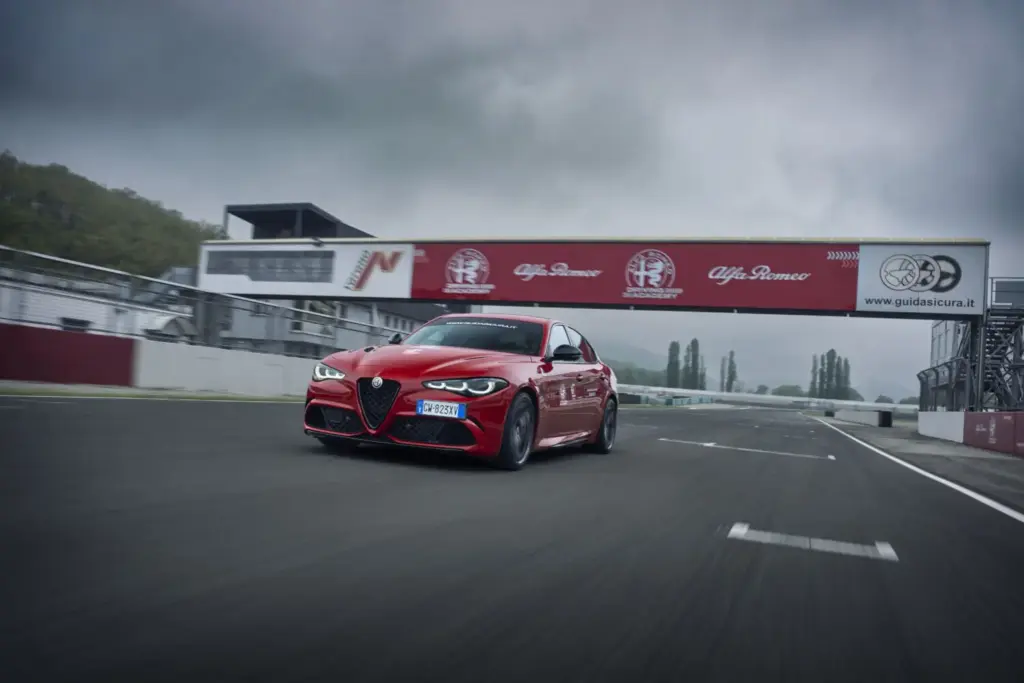 Los Alfa Romeo Giulia y Stelvio Quadrifoglio vienen “equipados” con un curso en circuito 9 Motor16 Alfa Romeo Driving Academy giulia quadrifoglio stelvio circuito varano 29 Motor16