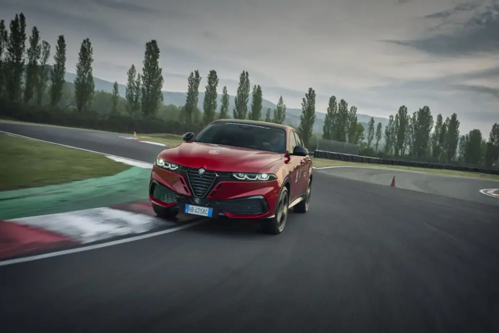 Los Alfa Romeo Giulia y Stelvio Quadrifoglio vienen “equipados” con un curso en circuito 7 Motor16 Alfa Romeo Driving Academy giulia quadrifoglio stelvio circuito varano 32 Motor16
