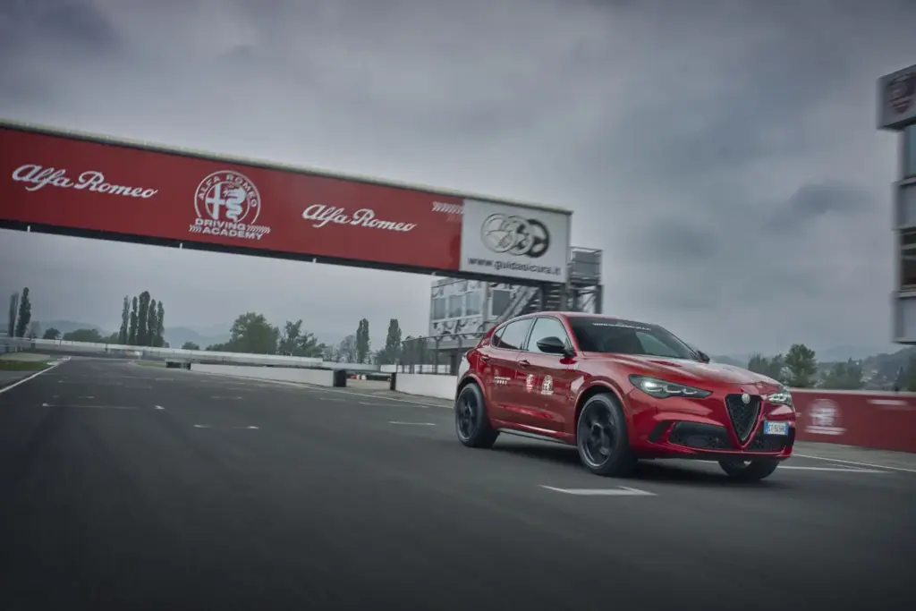 Los Alfa Romeo Giulia y Stelvio Quadrifoglio vienen “equipados” con un curso en circuito 6 Motor16 Alfa Romeo Driving Academy giulia quadrifoglio stelvio circuito varano 33 Motor16