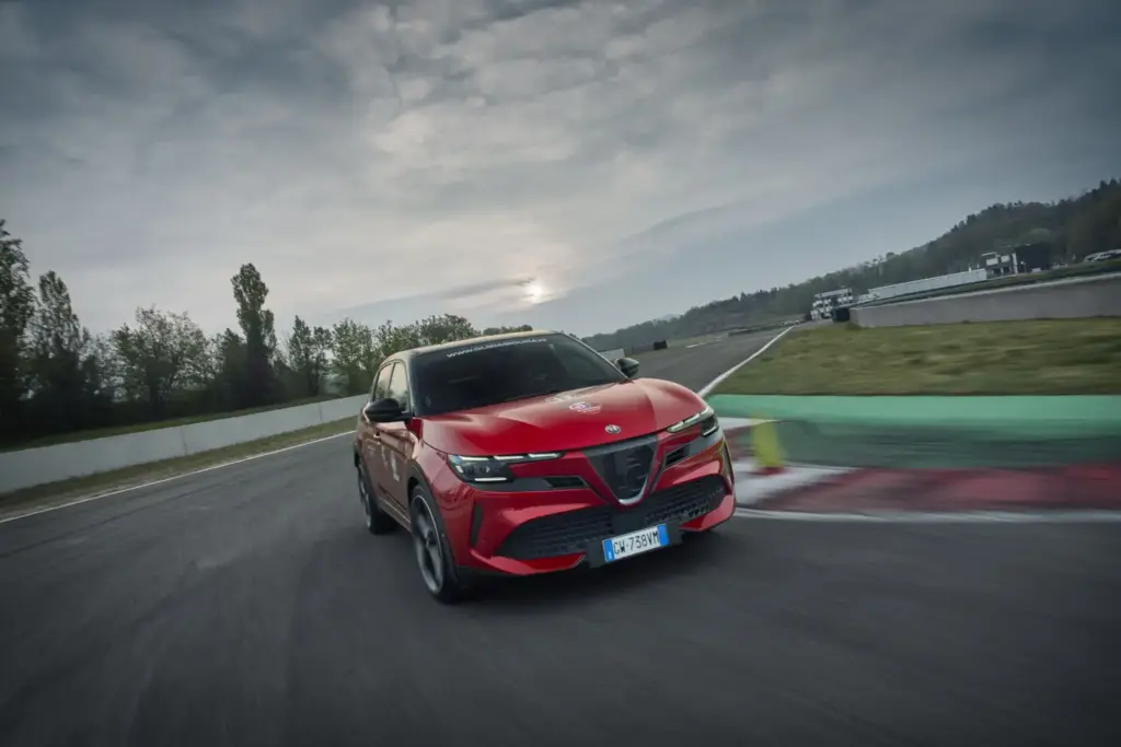 Los Alfa Romeo Giulia y Stelvio Quadrifoglio vienen “equipados” con un curso en circuito 5 Motor16 Alfa Romeo Driving Academy giulia quadrifoglio stelvio circuito varano 34 Motor16