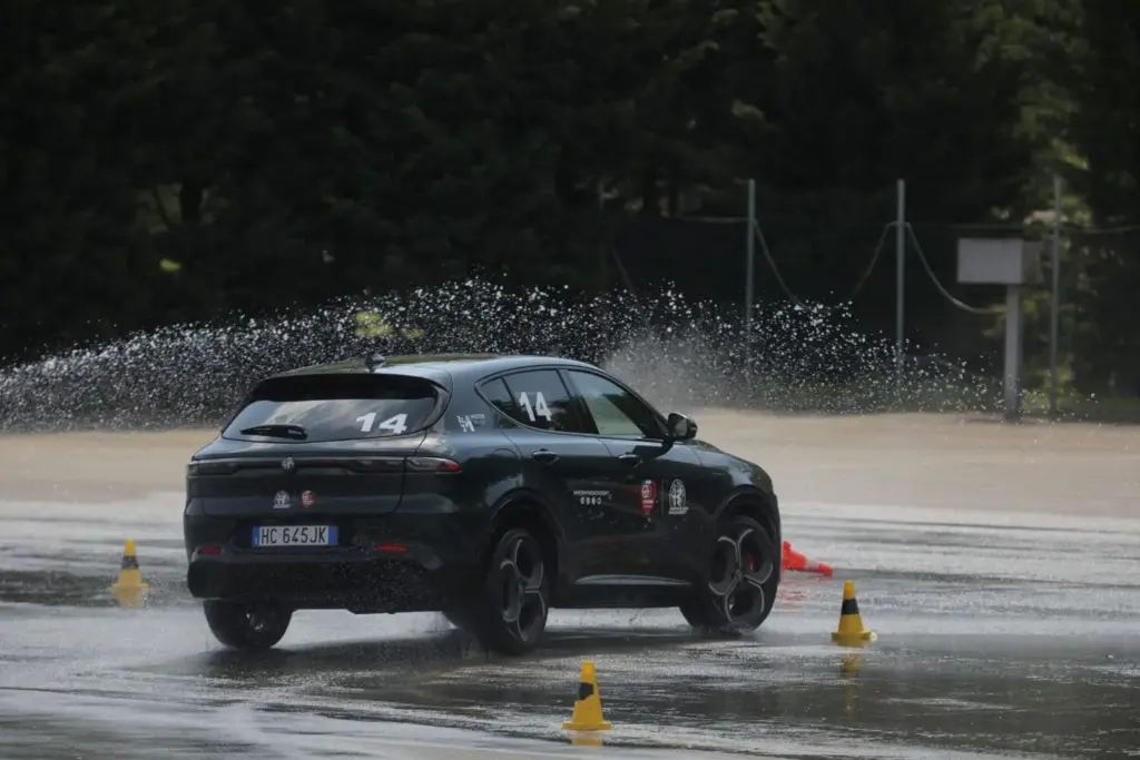 Los Alfa Romeo Giulia y Stelvio Quadrifoglio vienen “equipados” con un curso en circuito 3 Motor16 Los Alfa Romeo Giulia y Stelvio Quadrifoglio vienen “equipados” con un curso en circuito