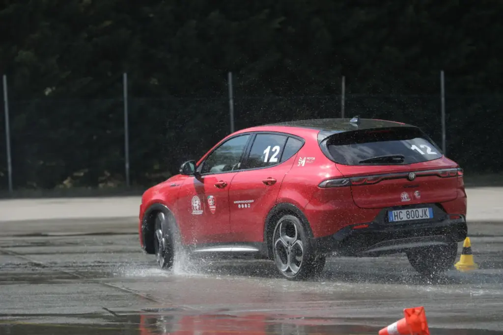Los Alfa Romeo Giulia y Stelvio Quadrifoglio vienen “equipados” con un curso en circuito 31 Motor16 Los Alfa Romeo Giulia y Stelvio Quadrifoglio vienen “equipados” con un curso en circuito