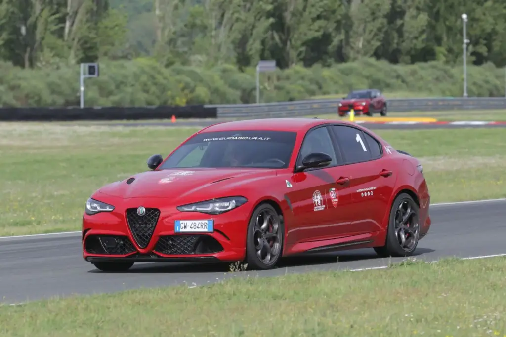 Los Alfa Romeo Giulia y Stelvio Quadrifoglio vienen “equipados” con un curso en circuito 30 Motor16 Los Alfa Romeo Giulia y Stelvio Quadrifoglio vienen “equipados” con un curso en circuito