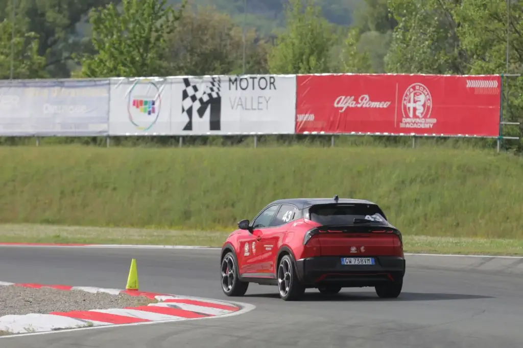 Los Alfa Romeo Giulia y Stelvio Quadrifoglio vienen “equipados” con un curso en circuito 29 Motor16 Los Alfa Romeo Giulia y Stelvio Quadrifoglio vienen “equipados” con un curso en circuito