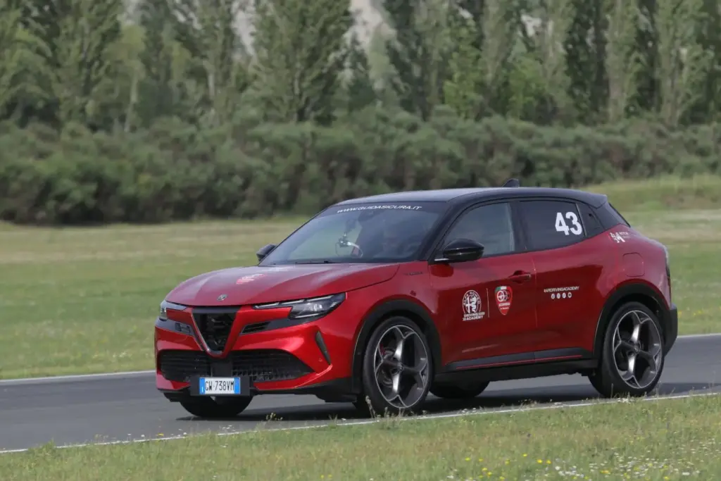 Los Alfa Romeo Giulia y Stelvio Quadrifoglio vienen “equipados” con un curso en circuito 28 Motor16 Los Alfa Romeo Giulia y Stelvio Quadrifoglio vienen “equipados” con un curso en circuito