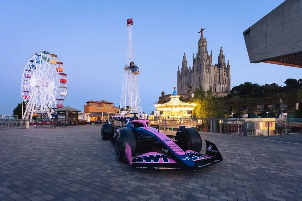 Alpine lleva la Fórmula 1 al centro de Barcelona: simuladores, el A526 en la calle y ofertas exclusivas para comprar un eléctrico 3 Motor16 Alpine Race Week GP Barcelona 2 Motor16