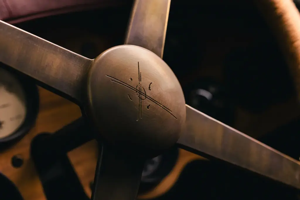 BENTLEY BLOWER JNR DE HEDLEY STUDIOS PARA JASON MOMOA 18 Motor16