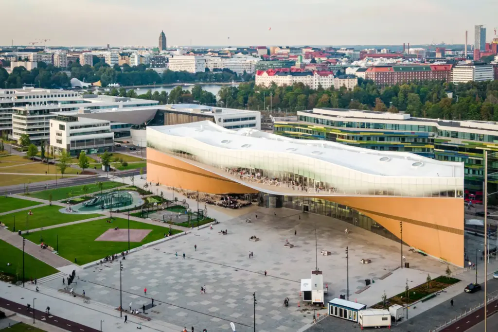 Finlandia sobre cuatro ruedas: dos museos del automóvil, una capital de diseño y un hotel con historia 9 Motor16 BIBLIOTECA OODI HELSINKI. FOTO HELSINKI PARTNERS Motor16