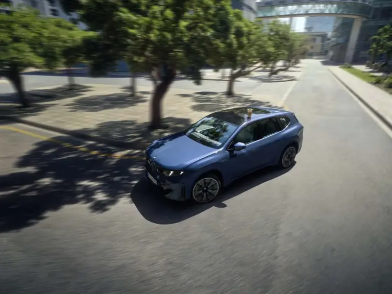 BMW iX3 e i7: tecnología inteligente y humor viral para entender el coche eléctrico