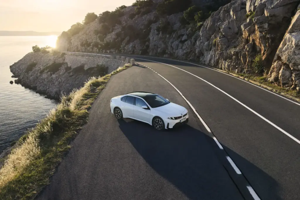 BMW i3 50 xDrive First Edition: Precio del primer Serie 3 eléctrico, con hasta 906 km de autonomía 4 Motor16 BMW i3 50 xDrive First Edition 1 Motor16