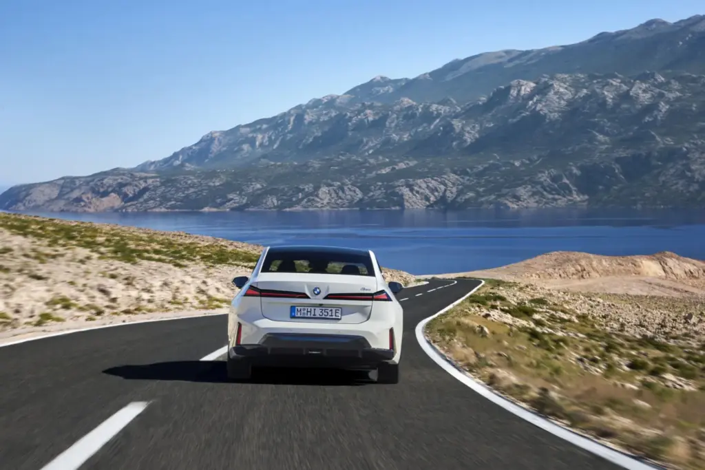 BMW i3 50 xDrive First Edition: Precio del primer Serie 3 eléctrico, con hasta 906 km de autonomía 1 Motor16 BMW i3 50 xDrive First Edition (4)