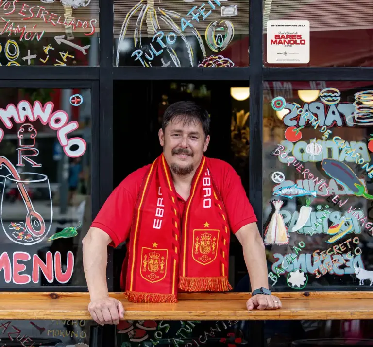 EBRO con el Mundial: la marca busca bares de nombre «Manolo» para convertirlos en sede oficial donde animar a La Roja