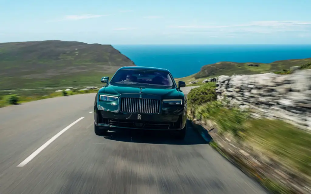 Rolls-Royce rinde homenaje a Charles Rolls con el exclusivo Black Badge Ghost Tourist Trophy 3 Motor16 Black Badge Ghost Isle of Man 1 Motor16