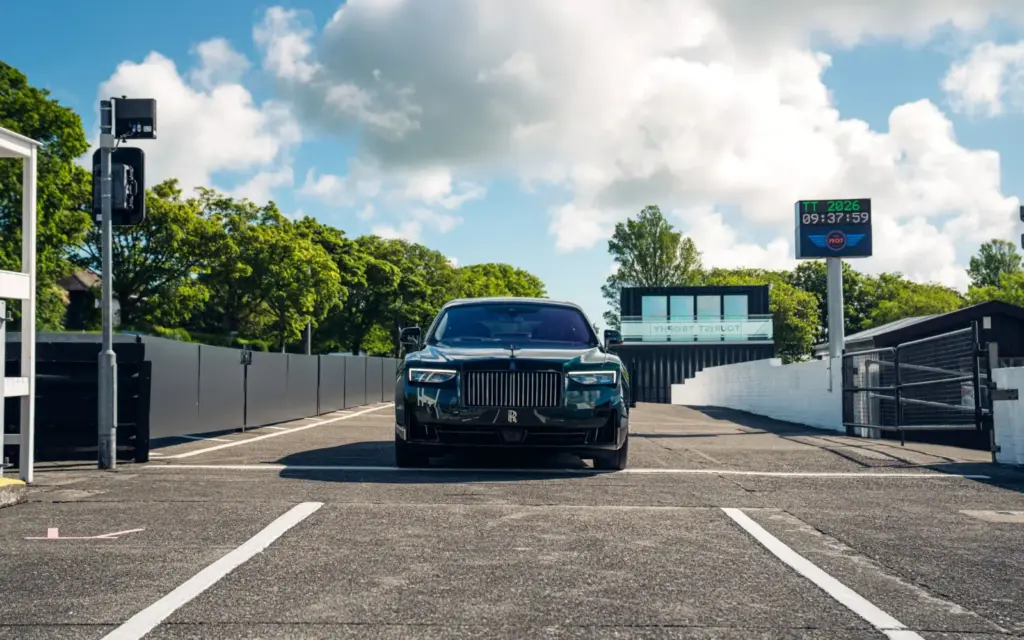 Rolls-Royce rinde homenaje a Charles Rolls con el exclusivo Black Badge Ghost Tourist Trophy 8 Motor16 Black Badge Ghost Isle of Man 6 Motor16