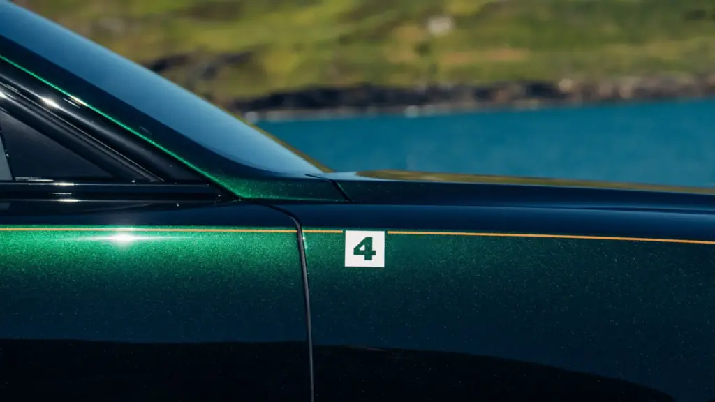 Rolls-Royce rinde homenaje a Charles Rolls con el exclusivo Black Badge Ghost Tourist Trophy 9 Motor16 Black Badge Ghost Isle of Man coachline motif Motor16