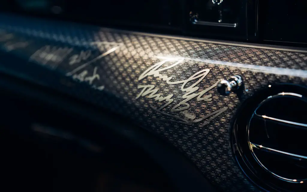 Rolls-Royce rinde homenaje a Charles Rolls con el exclusivo Black Badge Ghost Tourist Trophy 2 Motor16 Black Badge Ghost Isle of Man interior detail 1 Motor16