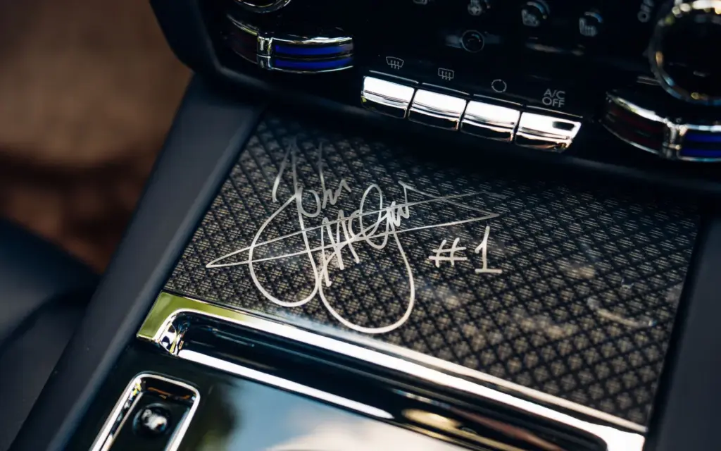 Rolls-Royce rinde homenaje a Charles Rolls con el exclusivo Black Badge Ghost Tourist Trophy 11 Motor16 Black Badge Ghost Isle of Man interior detail 2 Motor16