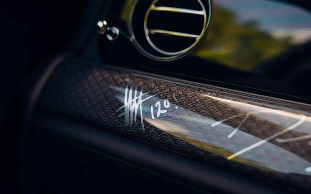 Rolls-Royce rinde homenaje a Charles Rolls con el exclusivo Black Badge Ghost Tourist Trophy 12 Motor16 Black Badge Ghost Isle of Man interior detail 3 Motor16